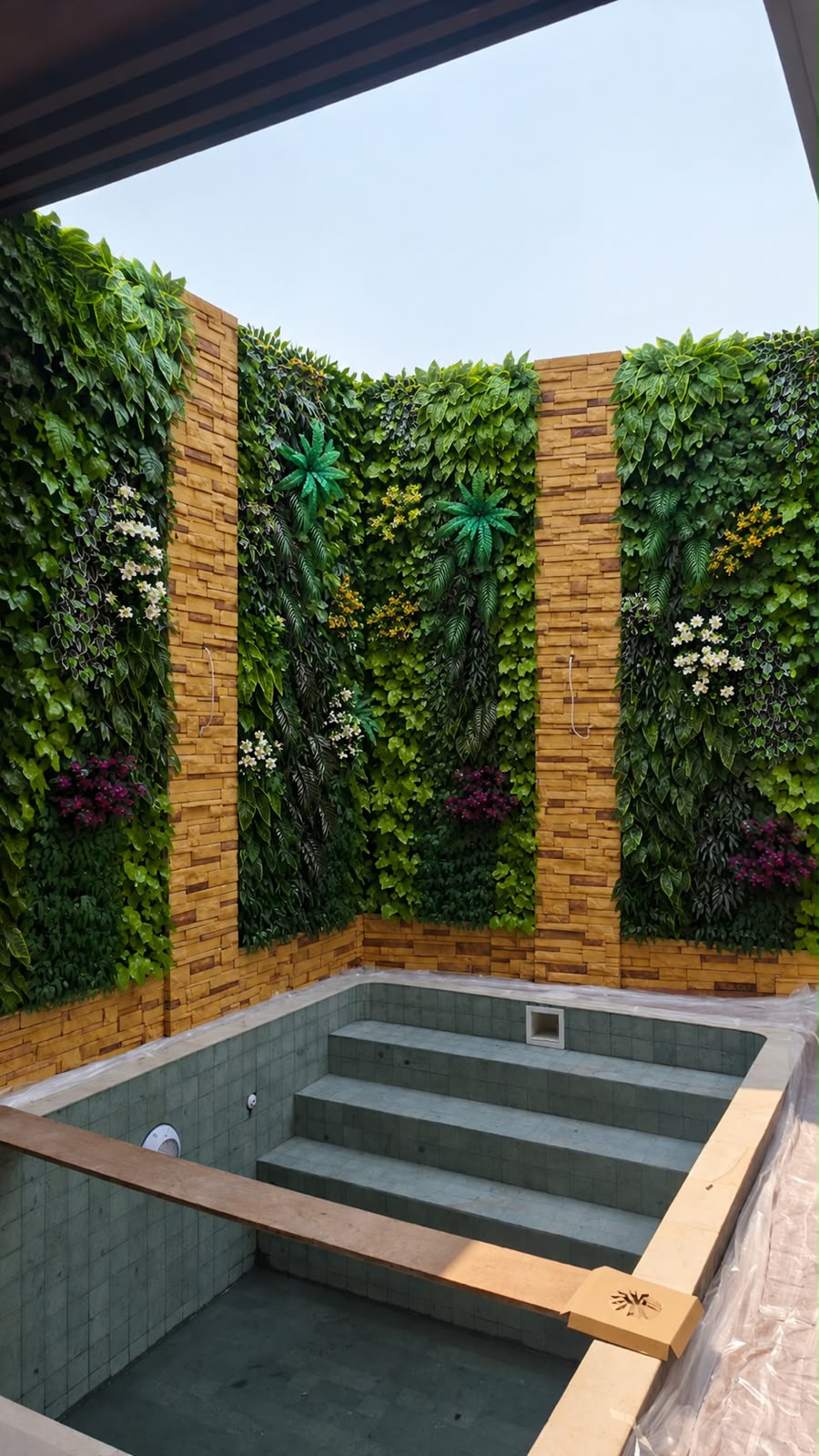 Dinding setelah pemasangan vertical garden sintetis
