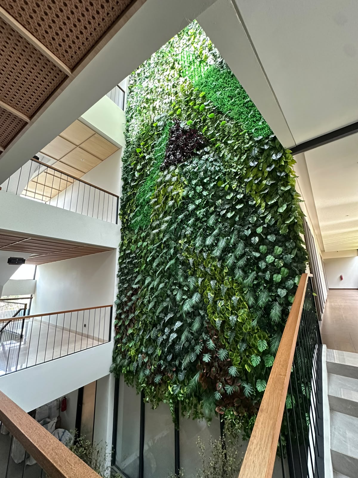 Jasa pemasangan vertical garden sintetis