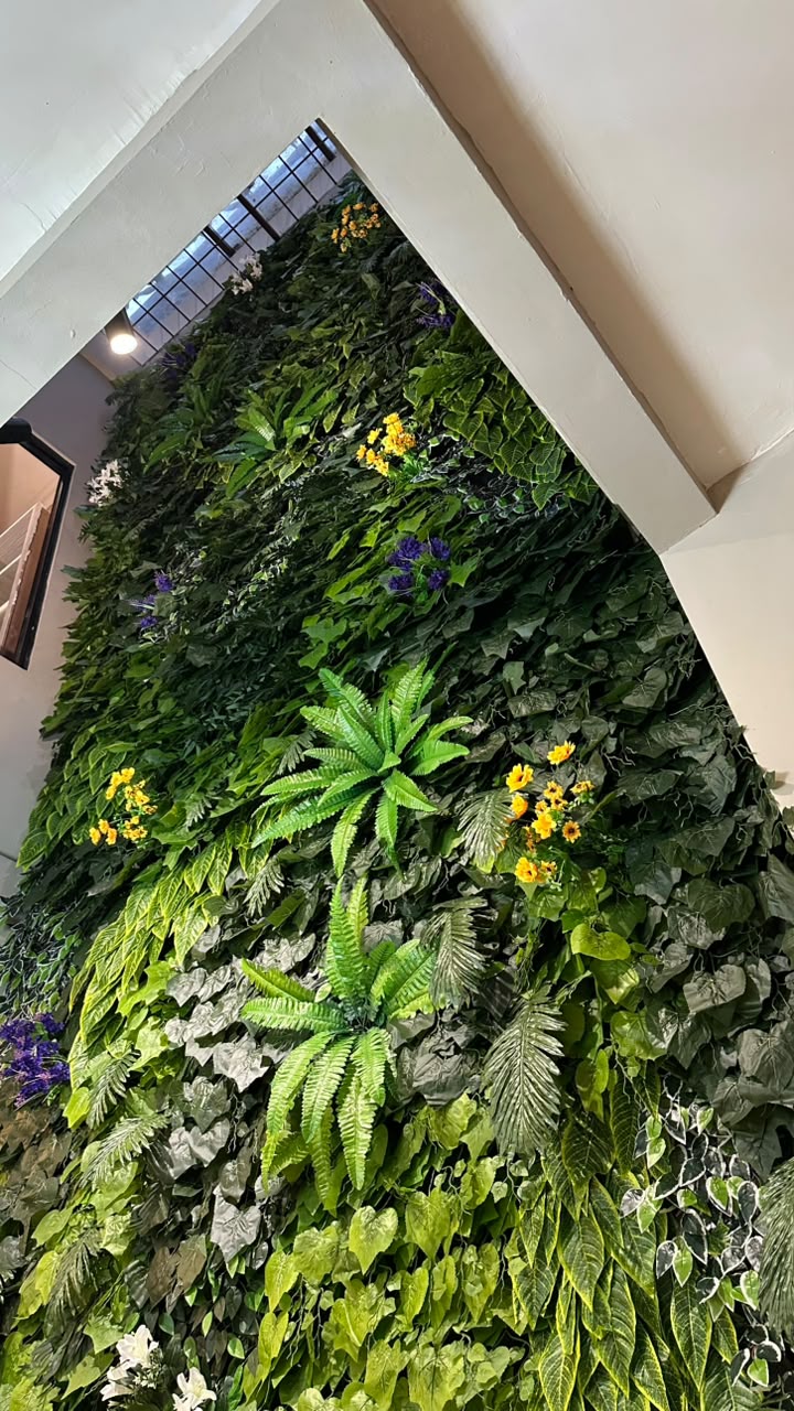 Hasil pemasangan vertical garden sintetis