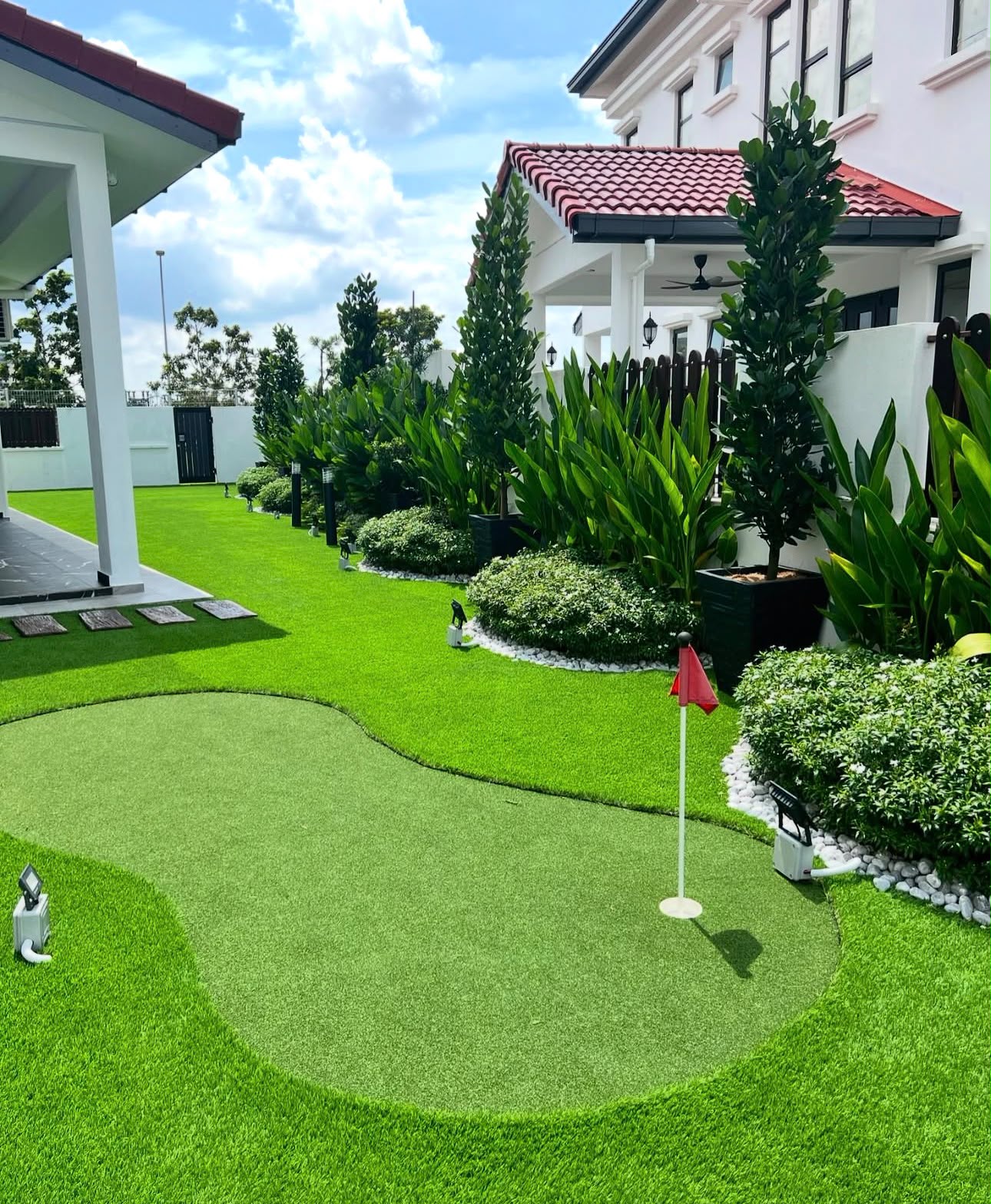 Jasa pembuatan putting green rumput sintetis
