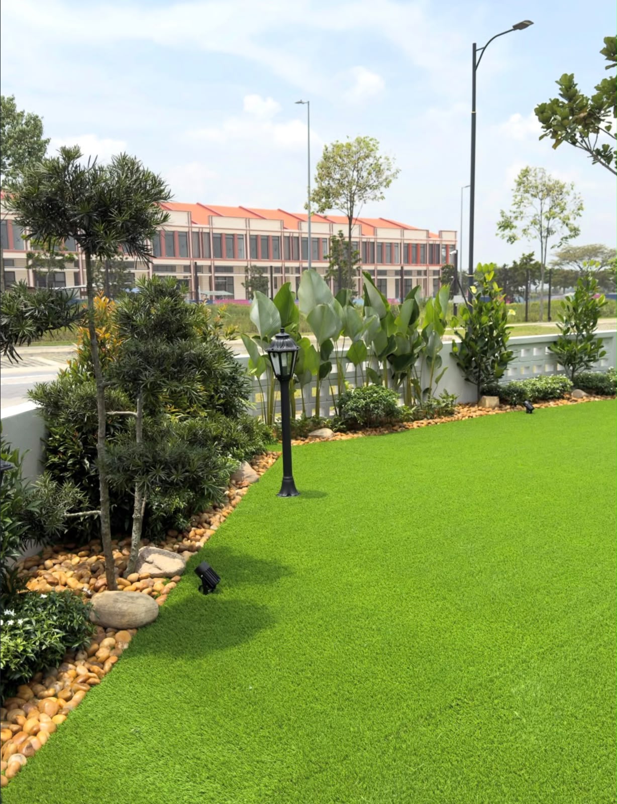 Hasil pemasangan rumput sintetis premium