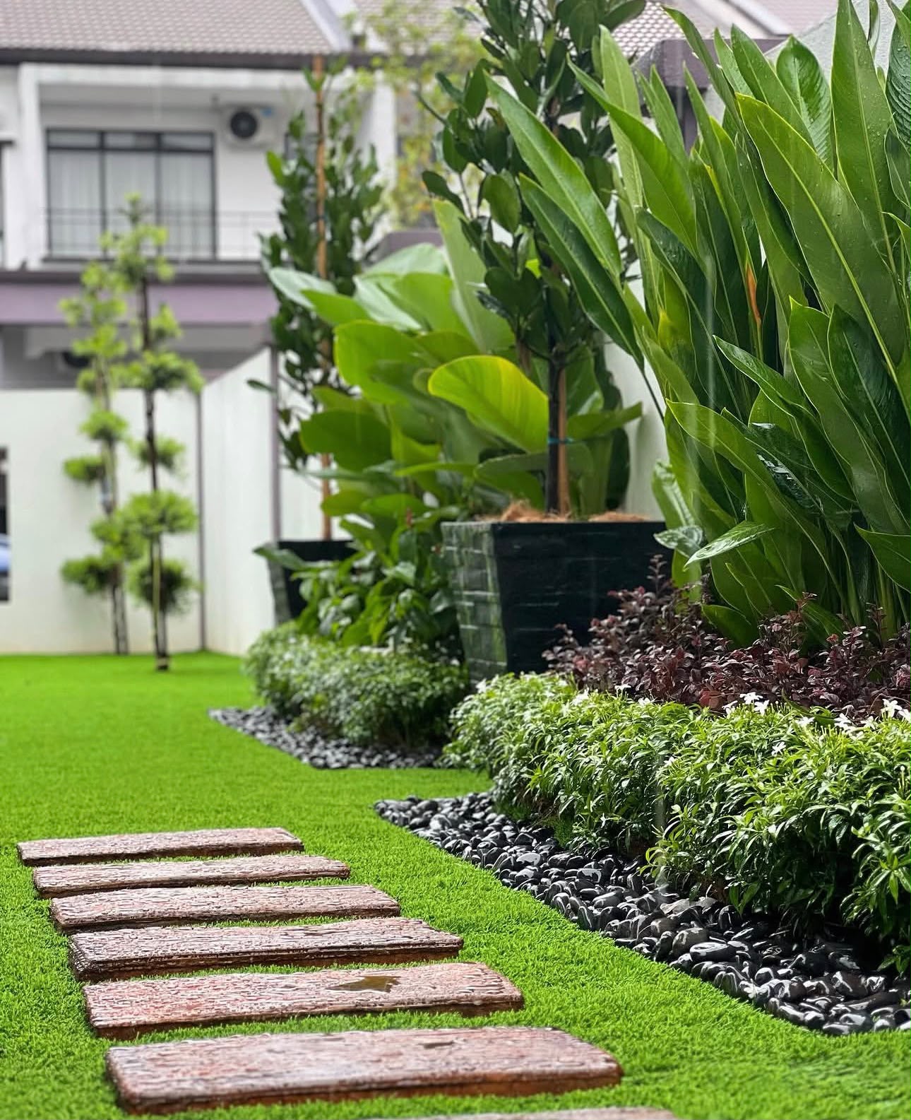 Pemasangan rumput sintetis untuk taman rumah