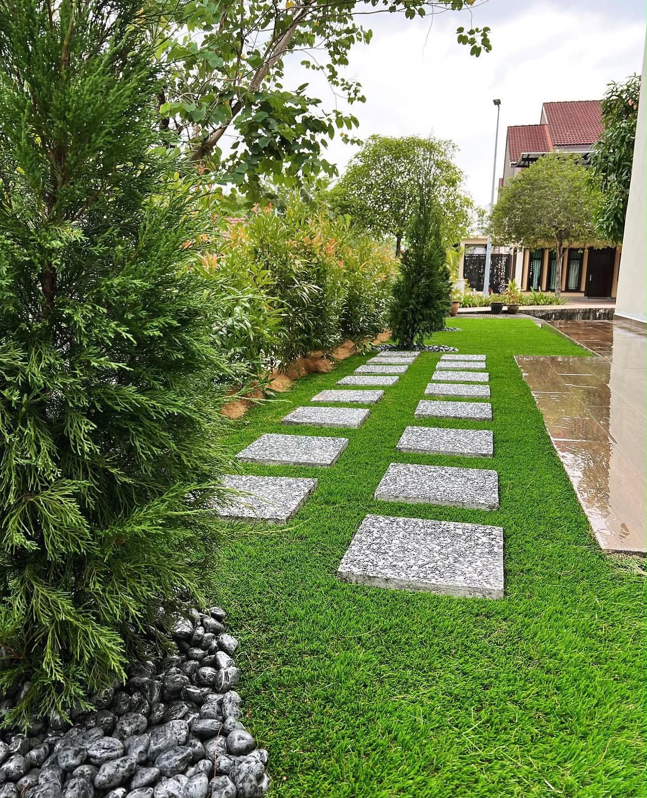 Project pemasangan rumput sintetis taman rumah
